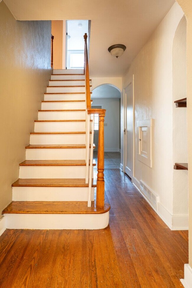 Building Photo - SCORE 50% OFF 1ST MONTH'S RENT IF SIGNED BY DEC 19! Gorgeous 3 bedroom home in Scott Township ava...