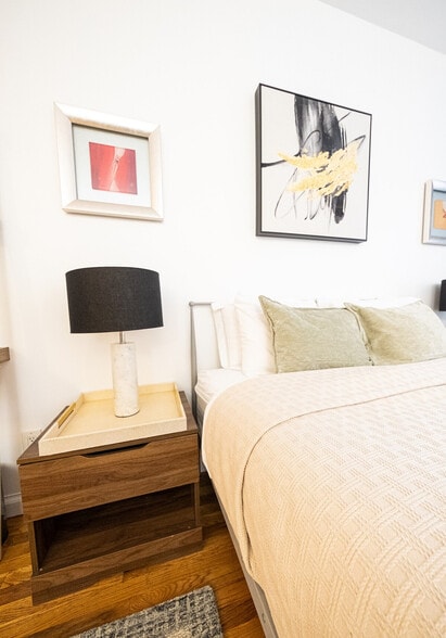 Building Photo - 305 E 95th St