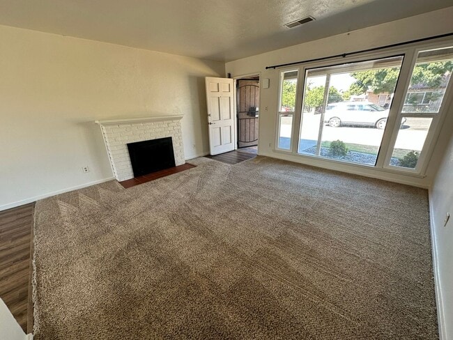 Building Photo - 1750 Lois Way