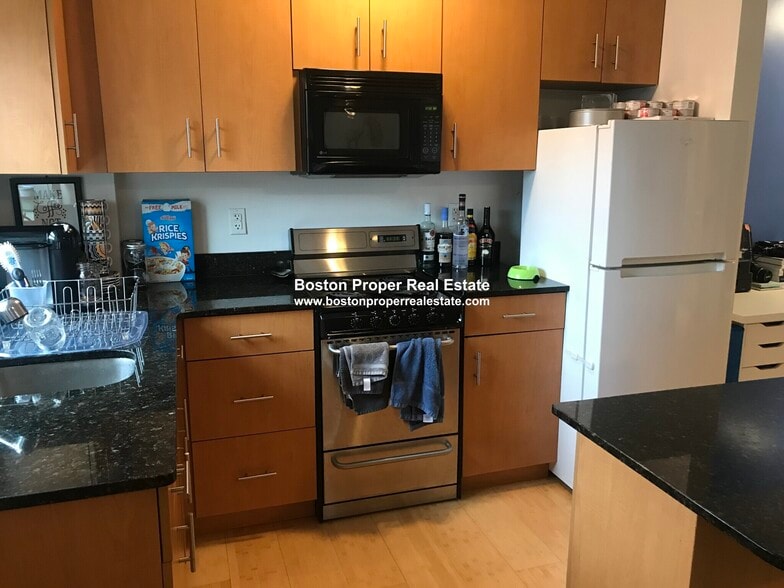 Building Photo - 461 Park Dr