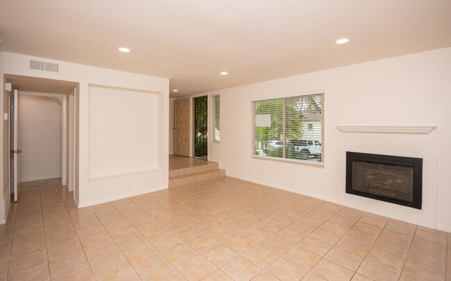 Building Photo - 3 Bedroom, 2.5 Bathroom Townhome!