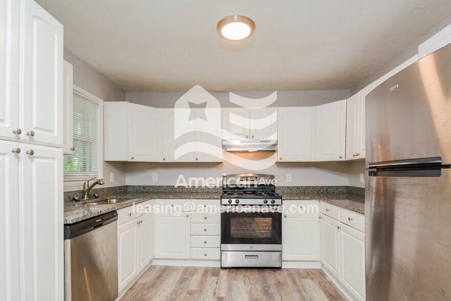 Building Photo - 2607 Sedgefield Dr