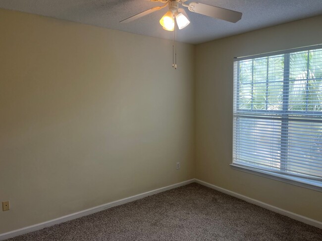 Building Photo - Available now. Great 2 BR unit in The Concord!