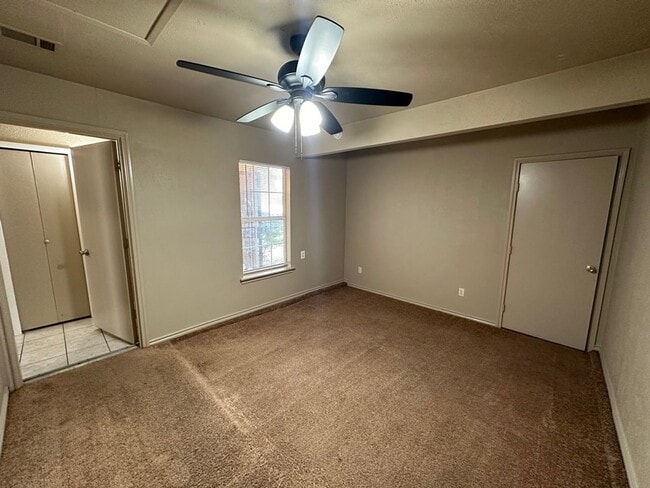 Building Photo - Charming Home With Large Back Yard!