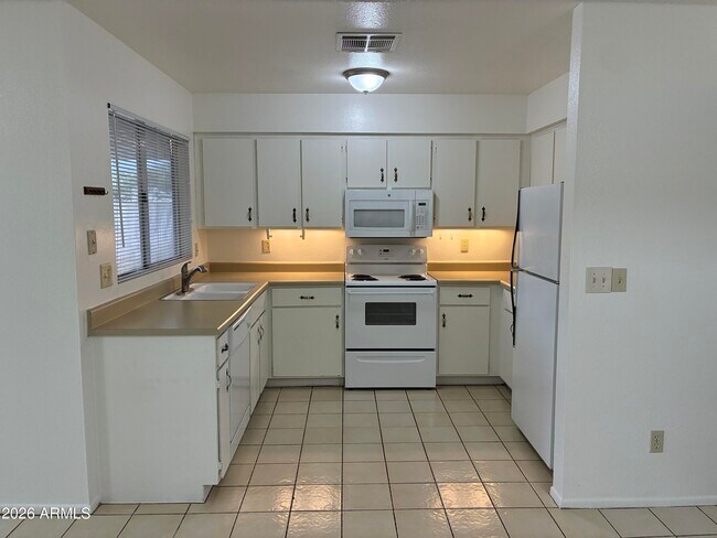 Building Photo - 4831 W Juniper Ave