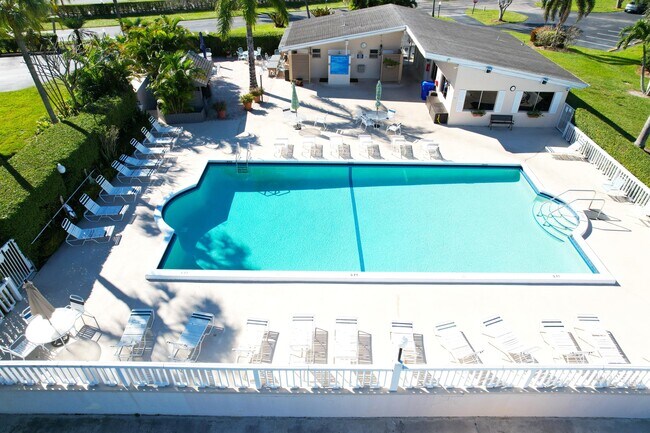 Building Photo - 2770 Garden Dr S