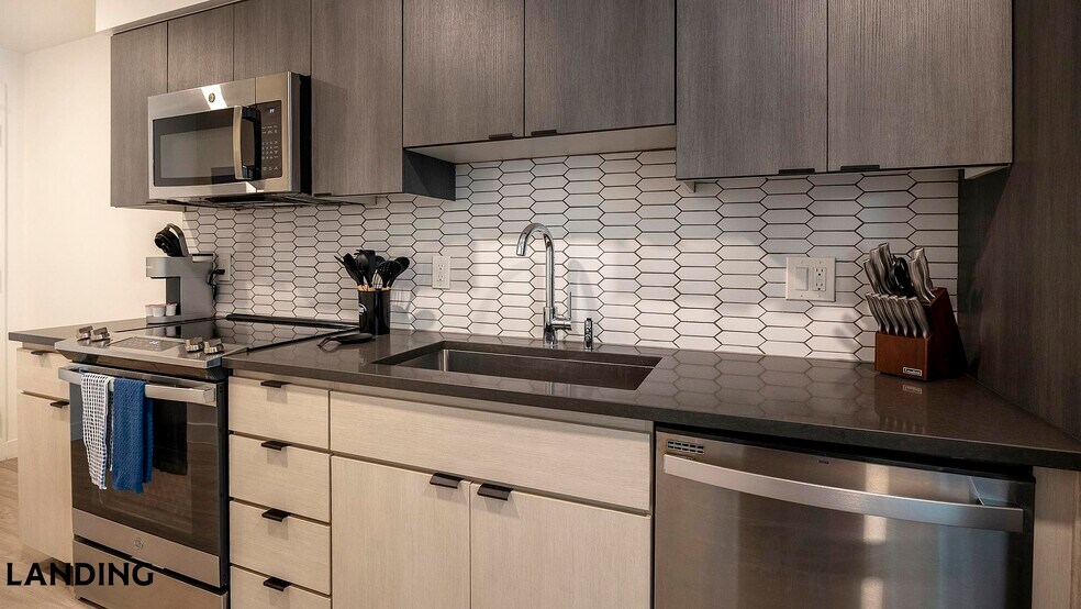 Building Photo - 707 S Farmer Ave