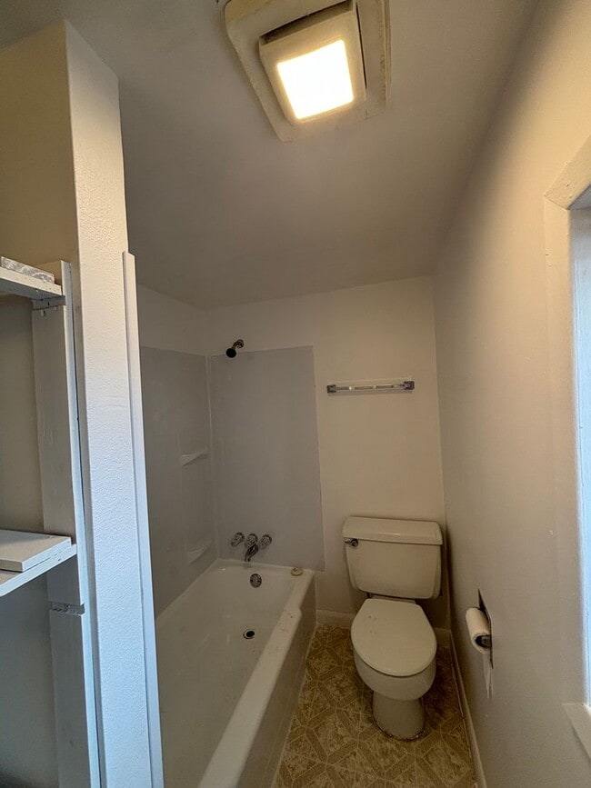 Building Photo - Great Home With Lots of Space