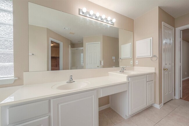 Building Photo - 134 E Foxbriar Forest Cir