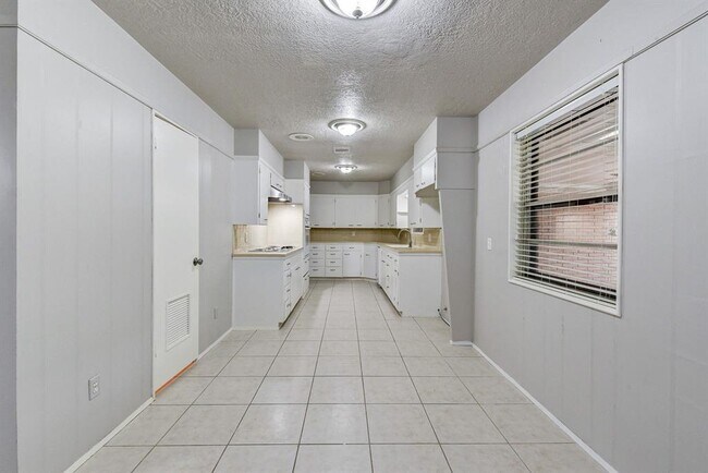 Building Photo - 803 Rosewood Dr