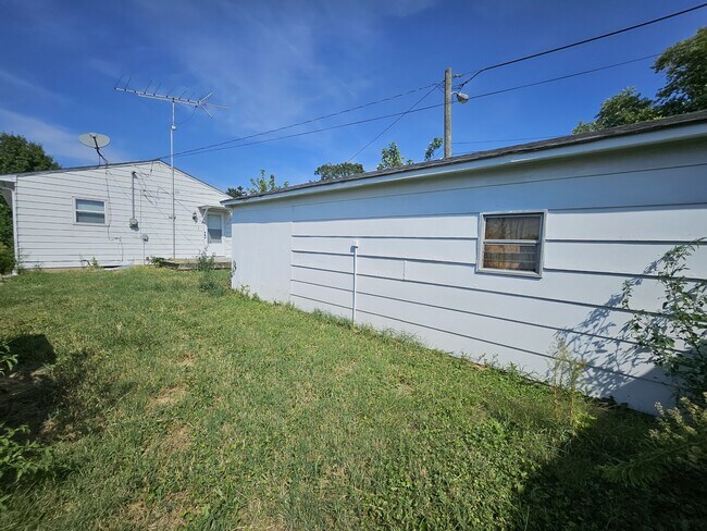 Building Photo - 1837 E Legrande Ave