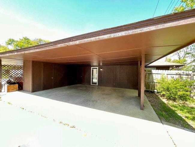 Building Photo - 2203 Canterbury Ct