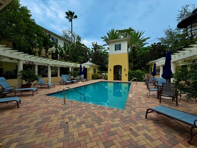 Building Photo - 319 Flamingo Dr