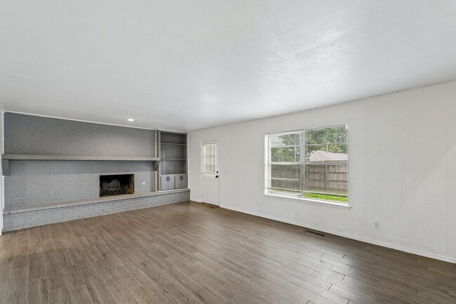 Building Photo - 3 bedroom 2.5 bath - NW Highway and Rockwell