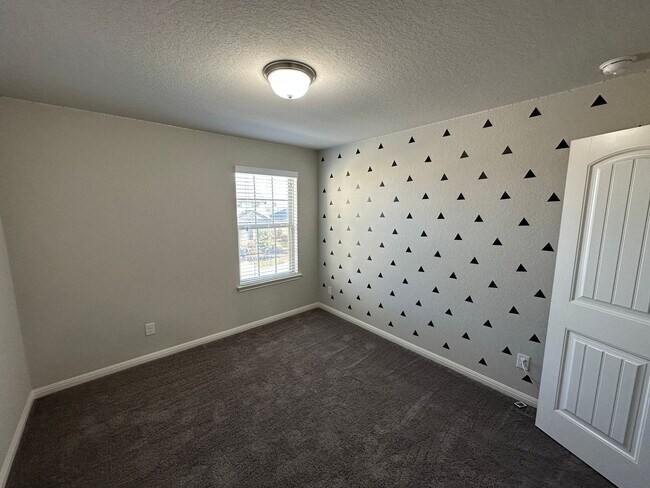 Building Photo - GORGEOUS 4BR 2.5 BATH WITH LOTS OF NEIGHBO...