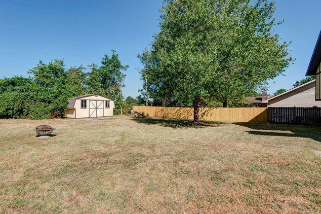 Building Photo - 3839 N Stewart Ave