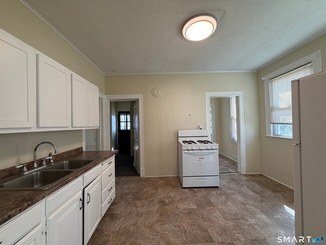 Building Photo - 41-43-43 Hebron St