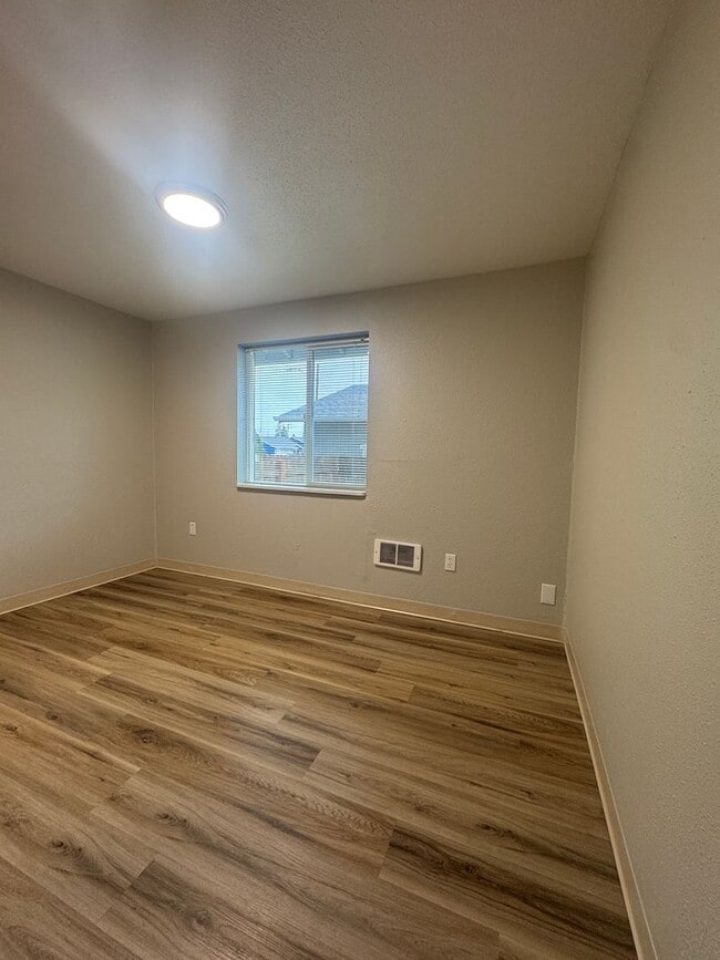 Building Photo - (HUD 414) 2 Bed/1Bath Home