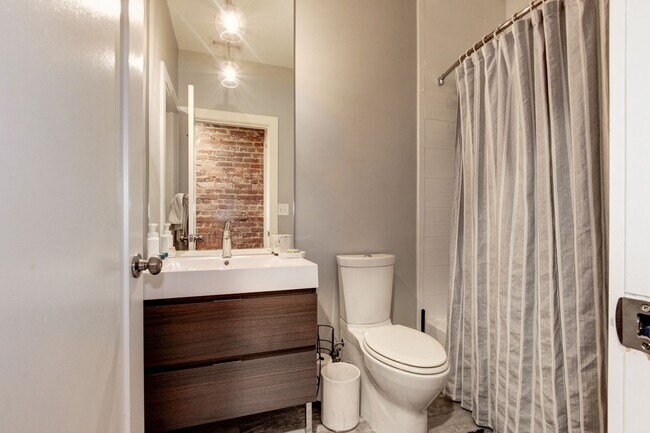 Building Photo - Stunning premium corner Townhome condo in the desirable Eckington neighborhood!