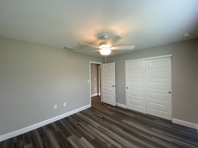 Building Photo - 13 Poplar Ln