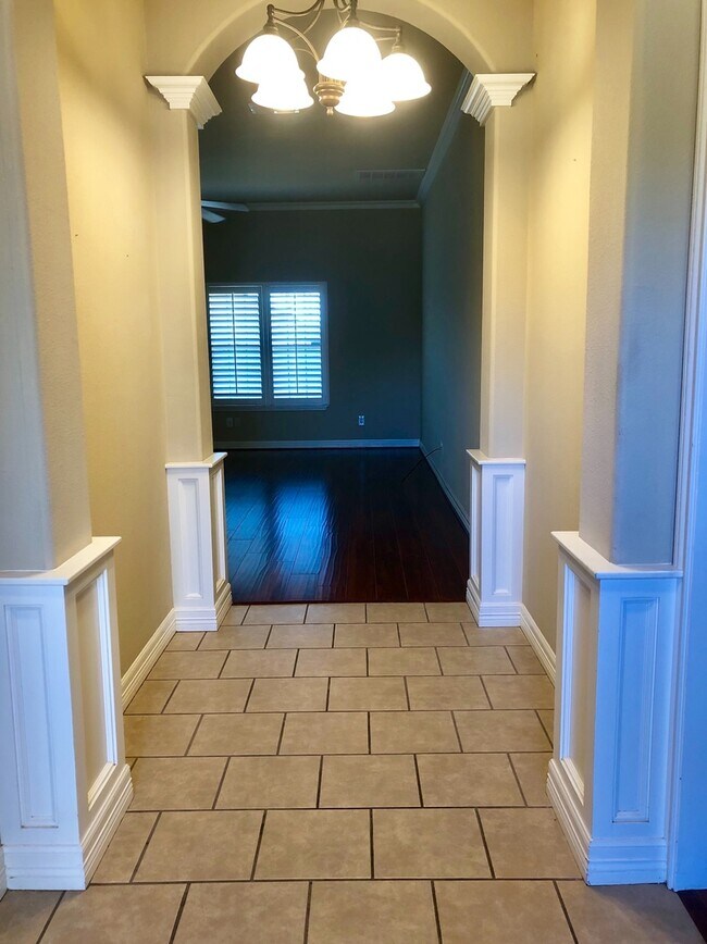 Building Photo - 4 Bedroom in South Lubbock