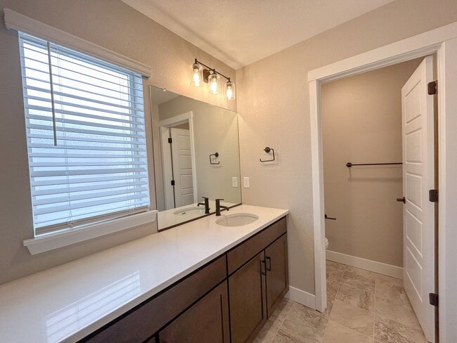 Building Photo - Brookfield Home Available in North Central...
