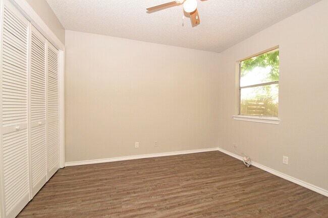 Building Photo - King Albert