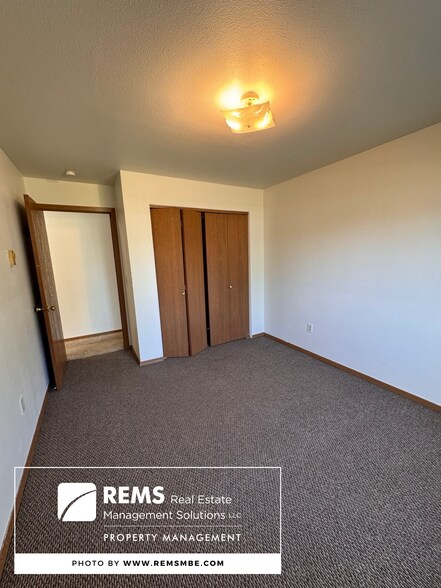 Building Photo - 564 E Slifer St