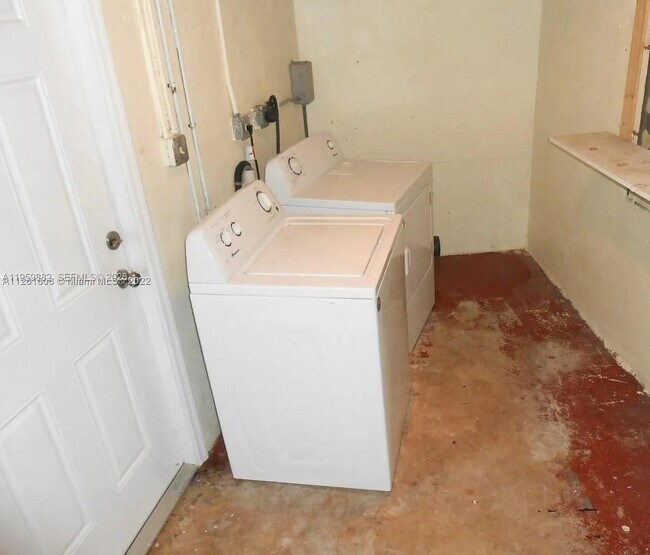 Building Photo - 180 NE 128th St