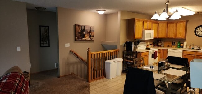 Building Photo - Beautiful 2 bedroom 1 bath End Unit Townhouse
