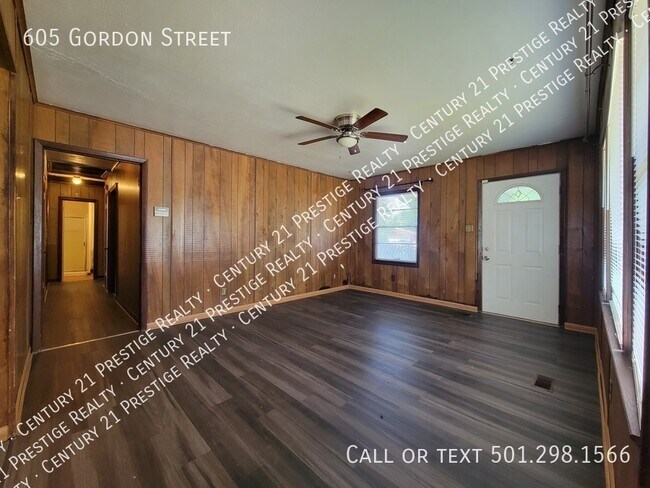 Building Photo - 605 Gordon St