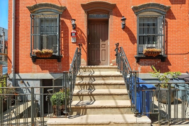 Primary Photo - 204 Willow Ave