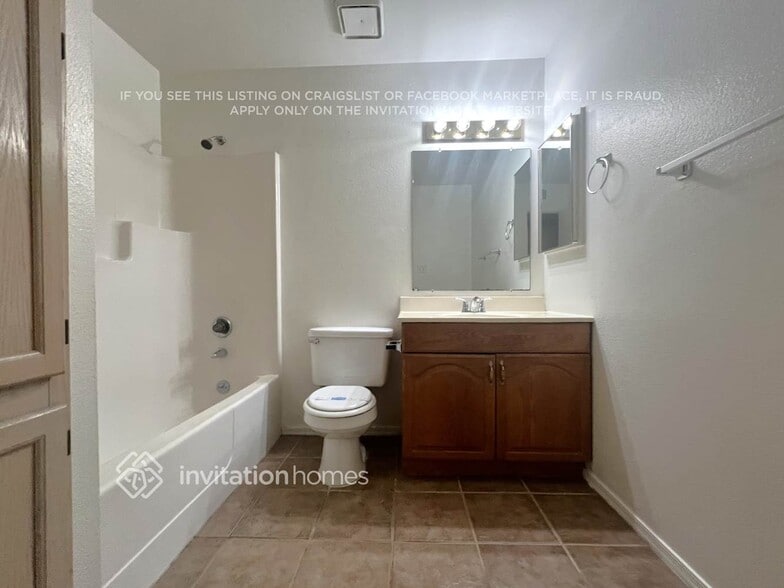 Building Photo - 1904 E Greenway Dr