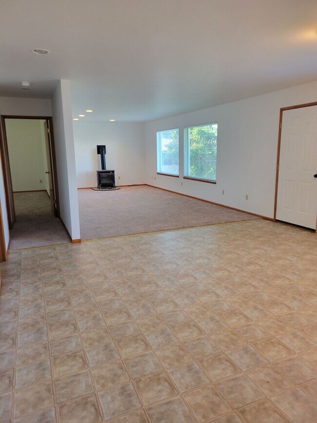 Building Photo - ***PENDING APPLICATION***2 Bed, 1 Bath Beachfront Home For Rent with Stunning Water Views Near Di...