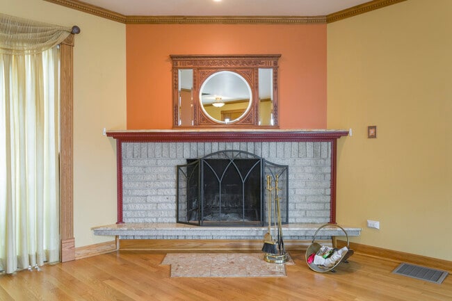 Building Photo - 1301 N Northwest Hwy