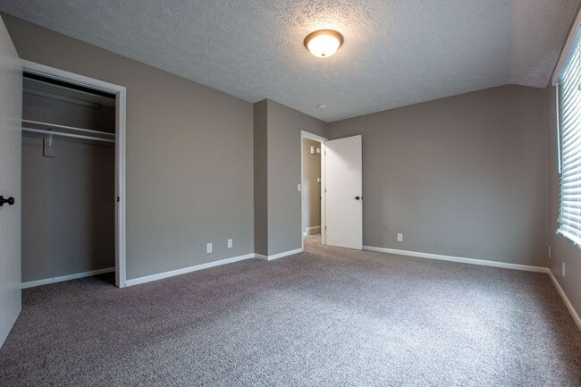Building Photo - Split Entry 3 Bedroom / 1.5 Bath Home
