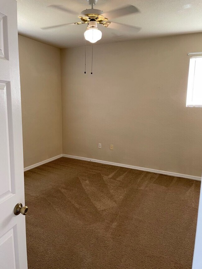 Building Photo - The Greens - 4221