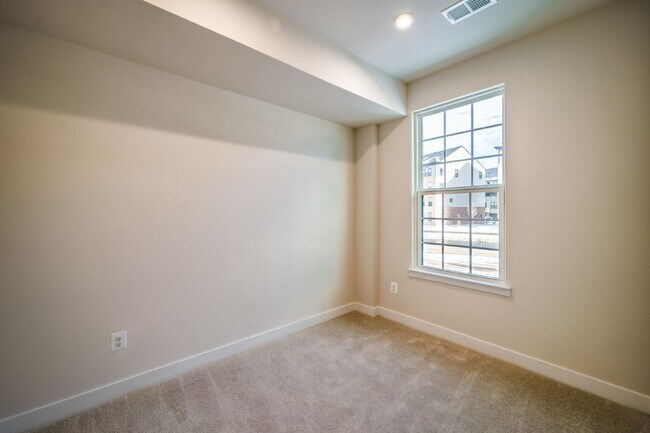 Building Photo - 14062 Sunrise Valley Dr