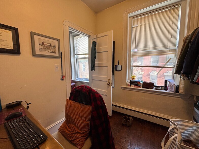 Building Photo - 8 Grove St