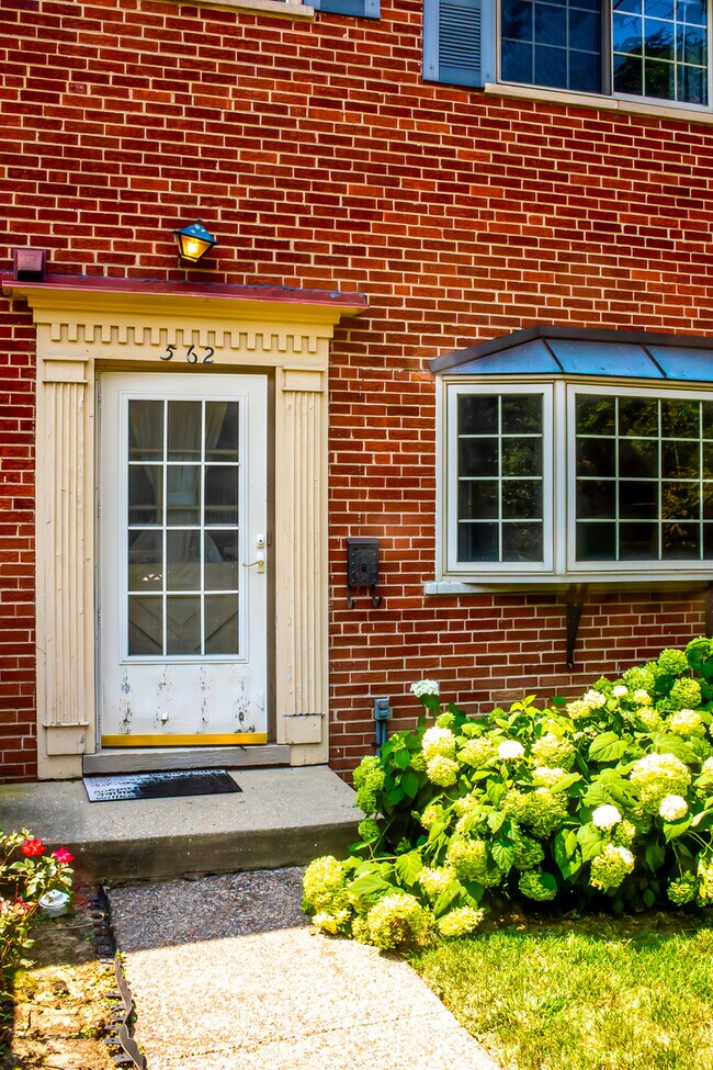 Primary Photo - 562 Green Bay Rd