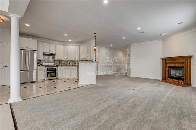 Building Photo - 1033 Pinehurst Dr