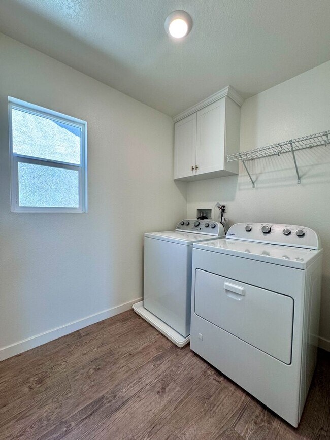 Building Photo - Stunning 4 bedroom 3 bathroom Murrieta hom...