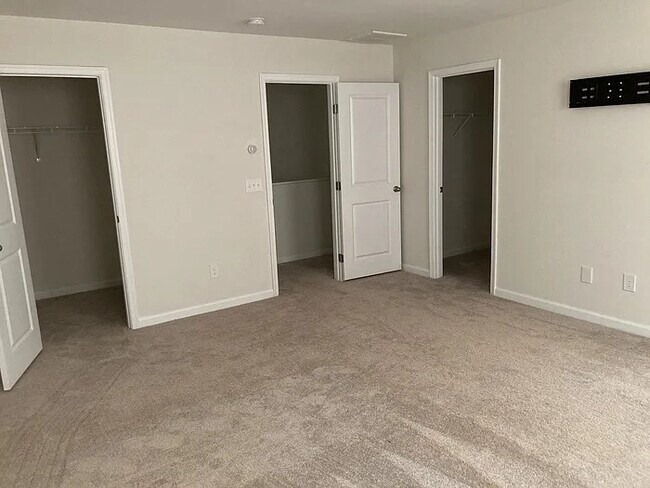 Building Photo - 5 Bedrooms 2.5 Bedrooms