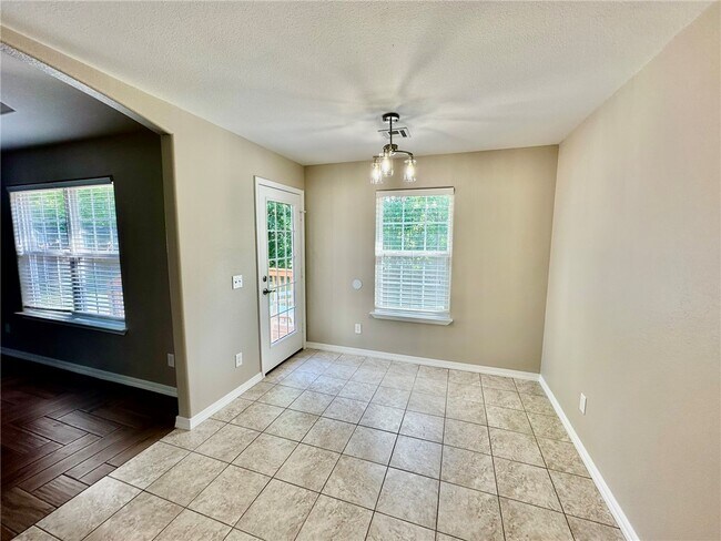 Building Photo - 6 Roessler Ln