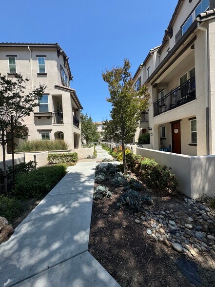 Building Photo - 1586 Pratt Pl