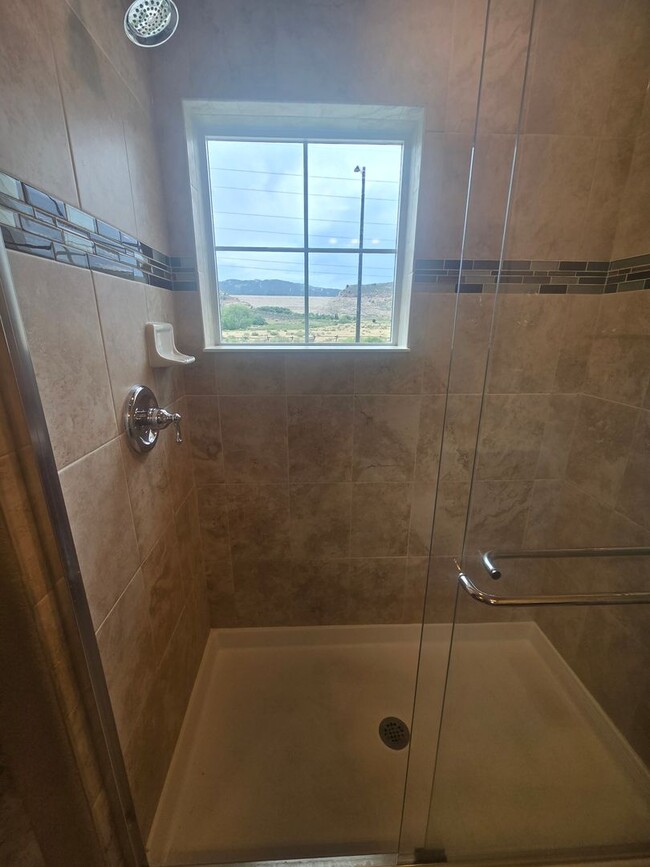 Building Photo - 2421 Ridge Top Dr