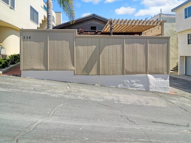 Building Photo - 218 25th Pl