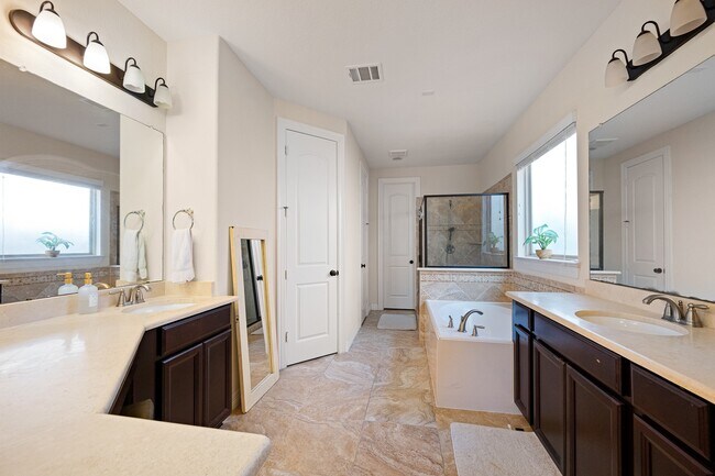 Building Photo - 4627 Miramar Dr