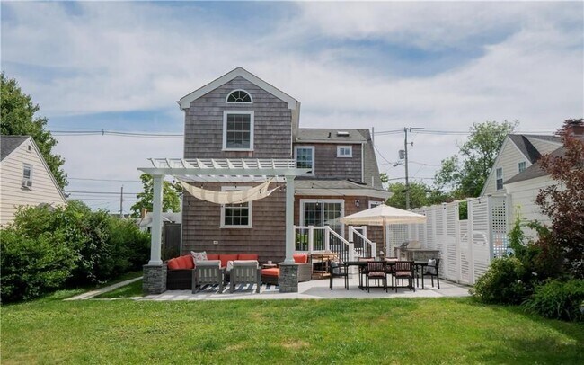 Building Photo - 122 Ruggles Ave