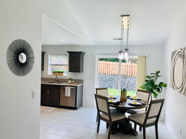 Building Photo - Newer 3 bedroom 2 bath house in Sutherlin